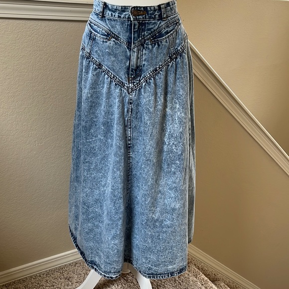 Jordache Dresses & Skirts - Jordache vintage size 7/8 long denim skirt
